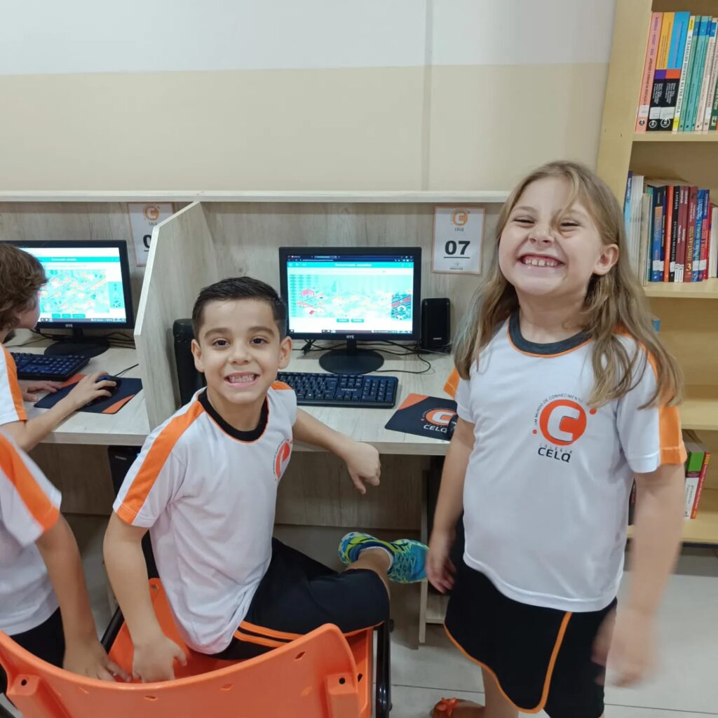 Turma do 2° ano B mergulha em "Localizações e trajetos" utilizando plataforma digital do Positivo On Turma do 2° ano B mergulha em "Localizações e trajetos" utilizando plataforma digital do Positivo On