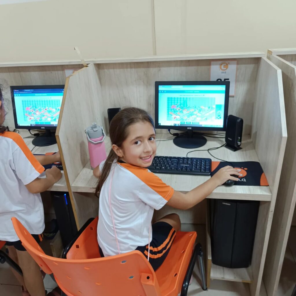 Turma do 2° ano B mergulha em "Localizações e trajetos" utilizando plataforma digital do Positivo On Turma do 2° ano B mergulha em "Localizações e trajetos" utilizando plataforma digital do Positivo On