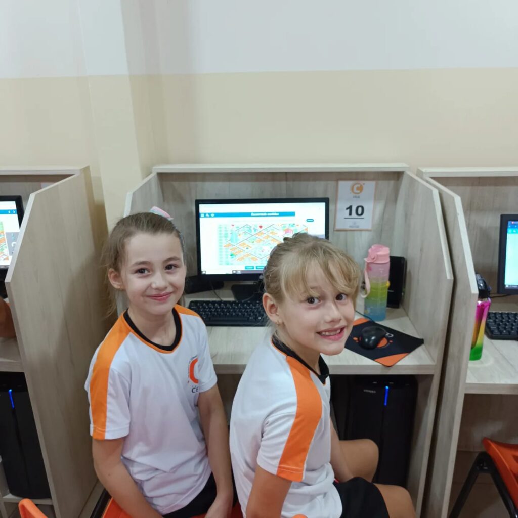Turma do 2° ano B mergulha em "Localizações e trajetos" utilizando plataforma digital do Positivo On Turma do 2° ano B mergulha em "Localizações e trajetos" utilizando plataforma digital do Positivo On