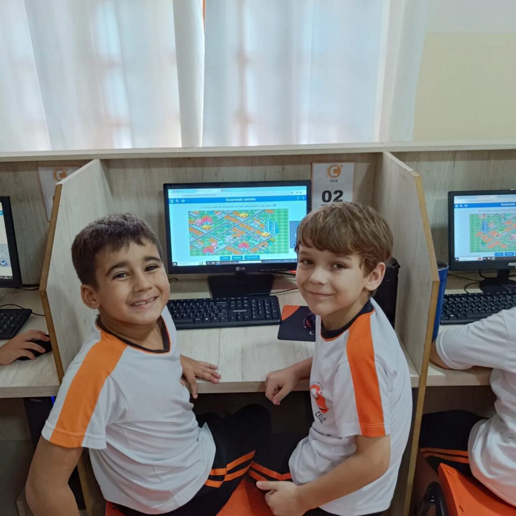 Turma do 2° ano B mergulha em "Localizações e trajetos" utilizando plataforma digital do Positivo On Turma do 2° ano B mergulha em "Localizações e trajetos" utilizando plataforma digital do Positivo On