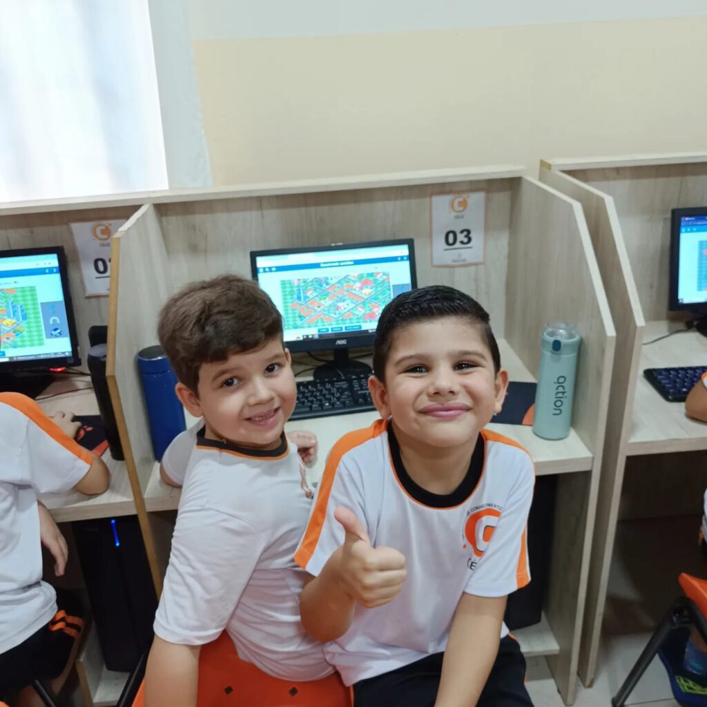 Turma do 2° ano B mergulha em "Localizações e trajetos" utilizando plataforma digital do Positivo On Turma do 2° ano B mergulha em "Localizações e trajetos" utilizando plataforma digital do Positivo On