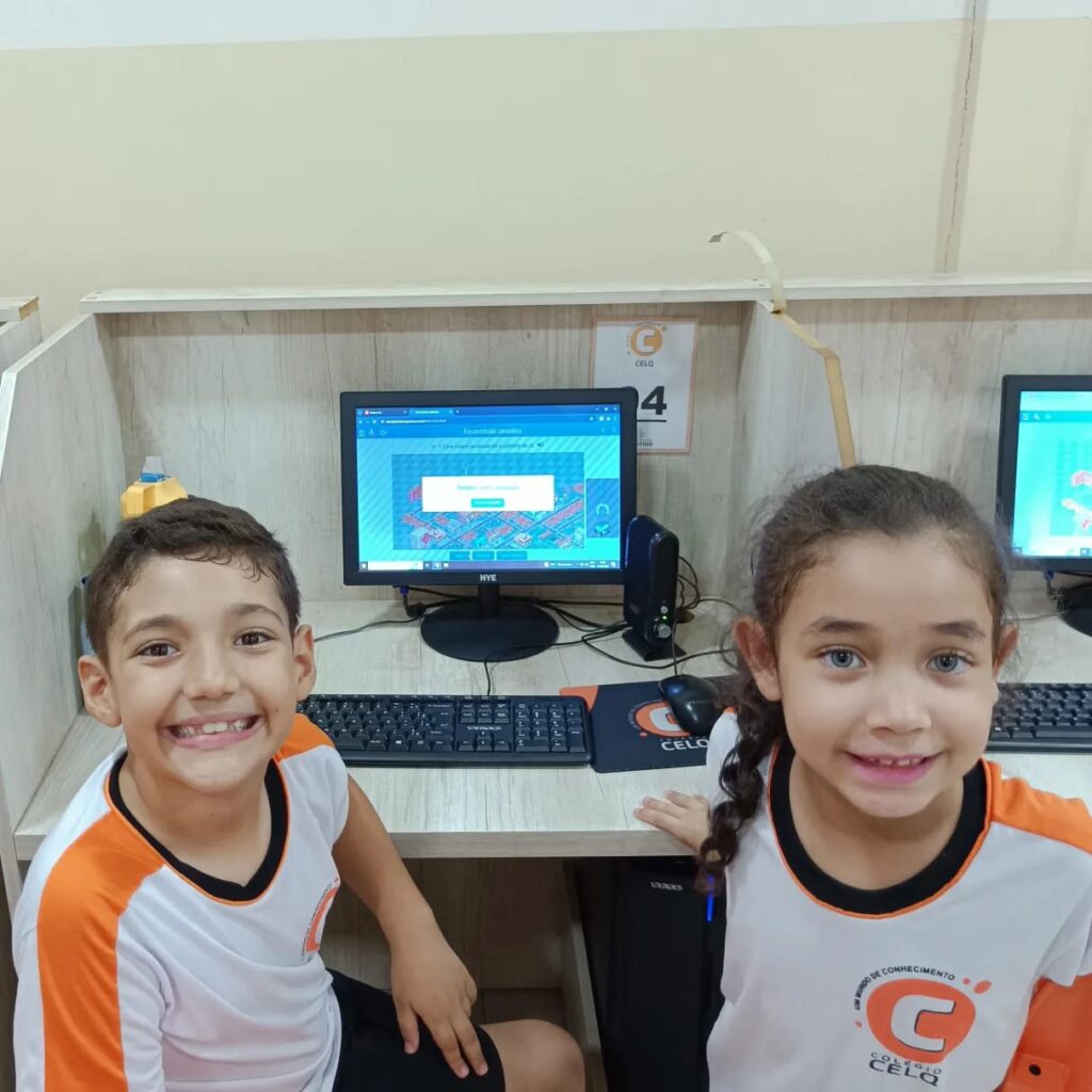 Turma do 2° ano B mergulha em "Localizações e trajetos" utilizando plataforma digital do Positivo On Turma do 2° ano B mergulha em "Localizações e trajetos" utilizando plataforma digital do Positivo On