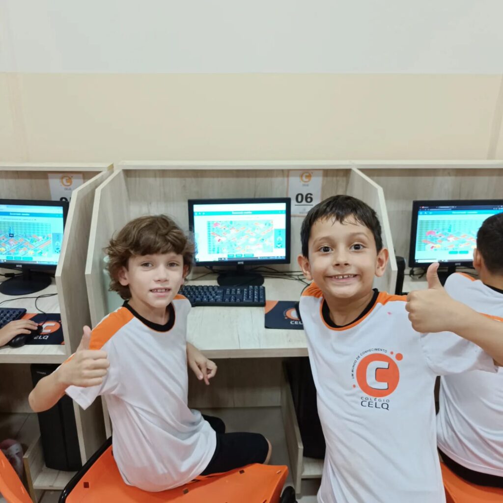 Turma do 2° ano B mergulha em "Localizações e trajetos" utilizando plataforma digital do Positivo On Turma do 2° ano B mergulha em "Localizações e trajetos" utilizando plataforma digital do Positivo On