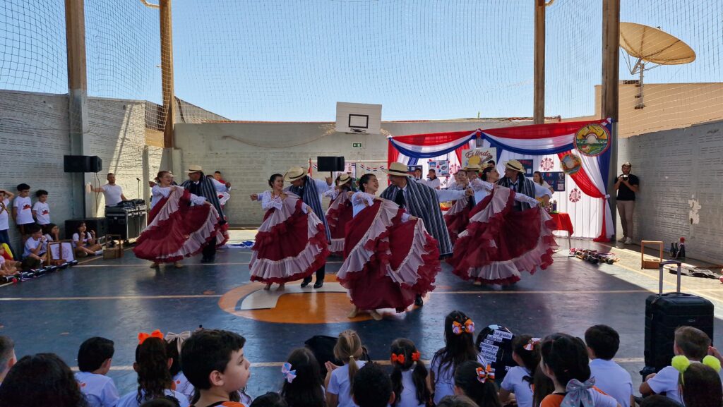 Feira Cultural do Colégio CELQ: Enriquecimento Educacional e Intercâmbio Cultural Feira Cultural do Colégio CELQ: Enriquecimento Educacional e Intercâmbio Cultural