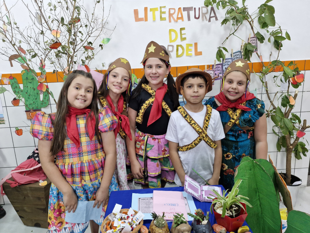 Feira Cultural do Colégio CELQ: Enriquecimento Educacional e Intercâmbio Cultural Feira Cultural do Colégio CELQ: Enriquecimento Educacional e Intercâmbio Cultural