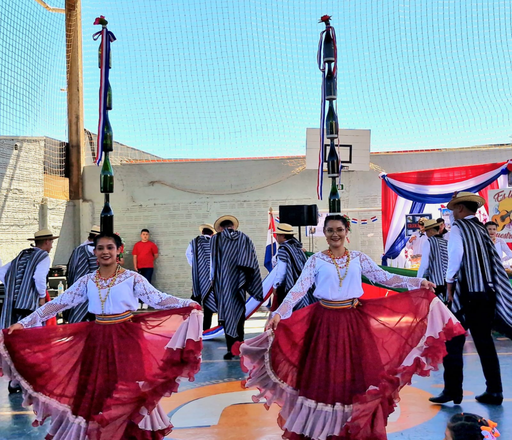 Feira Cultural do Colégio CELQ: Enriquecimento Educacional e Intercâmbio Cultural Feira Cultural do Colégio CELQ: Enriquecimento Educacional e Intercâmbio Cultural