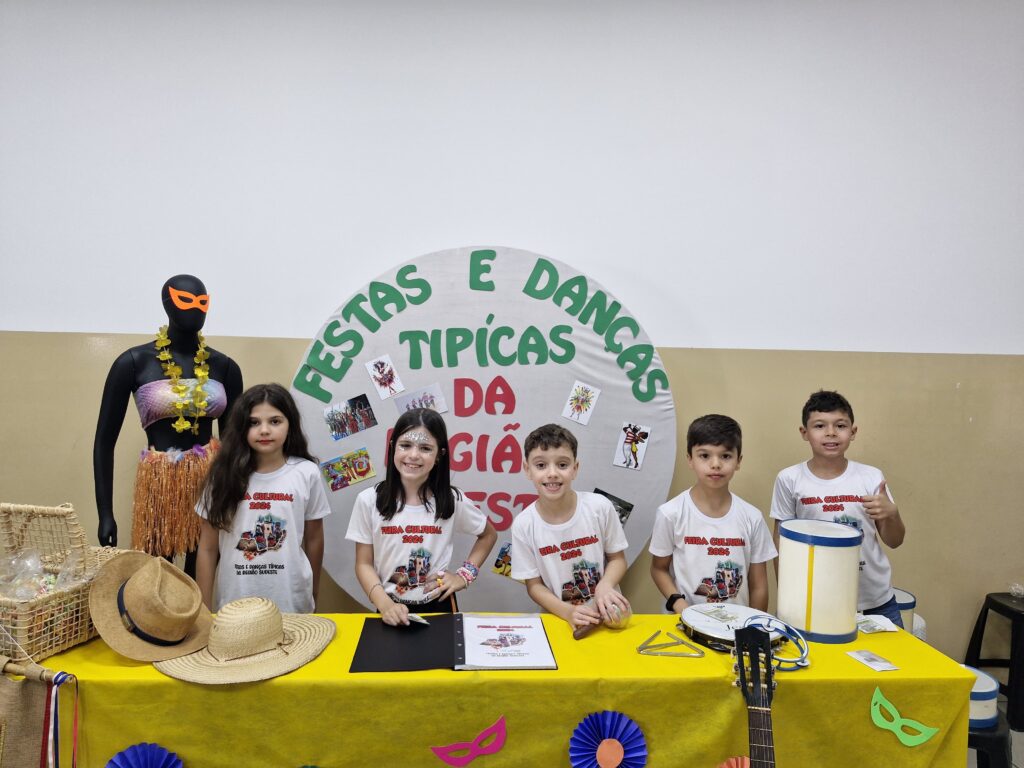 Feira Cultural do Colégio CELQ: Enriquecimento Educacional e Intercâmbio Cultural Feira Cultural do Colégio CELQ: Enriquecimento Educacional e Intercâmbio Cultural