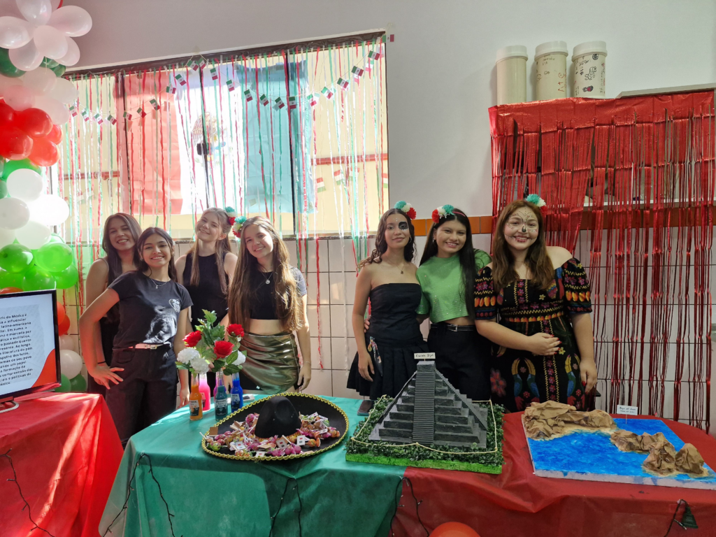 Feira Cultural do Colégio CELQ: Enriquecimento Educacional e Intercâmbio Cultural Feira Cultural do Colégio CELQ: Enriquecimento Educacional e Intercâmbio Cultural