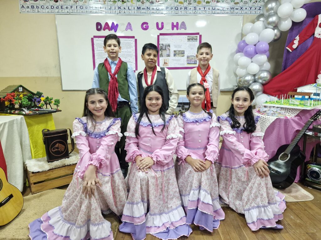 Feira Cultural do Colégio CELQ: Enriquecimento Educacional e Intercâmbio Cultural Feira Cultural do Colégio CELQ: Enriquecimento Educacional e Intercâmbio Cultural