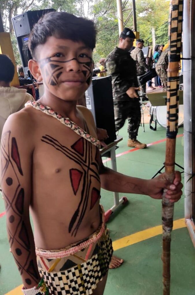 Desfile de roupas típicas marca celebração do Dia dos Povos Indígenas na Escola Mitã Rory Desfile de roupas típicas marca celebração do Dia dos Povos Indígenas na Escola Mitã Rory