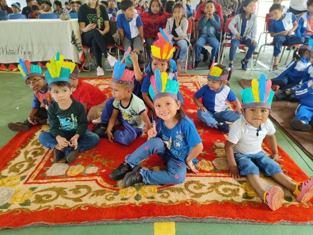 Desfile de roupas típicas marca celebração do Dia dos Povos Indígenas na Escola Mitã Rory Desfile de roupas típicas marca celebração do Dia dos Povos Indígenas na Escola Mitã Rory