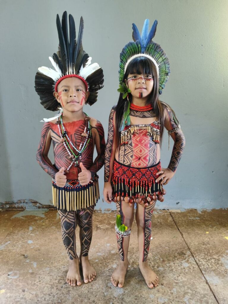 Desfile de roupas típicas marca celebração do Dia dos Povos Indígenas na Escola Mitã Rory Desfile de roupas típicas marca celebração do Dia dos Povos Indígenas na Escola Mitã Rory