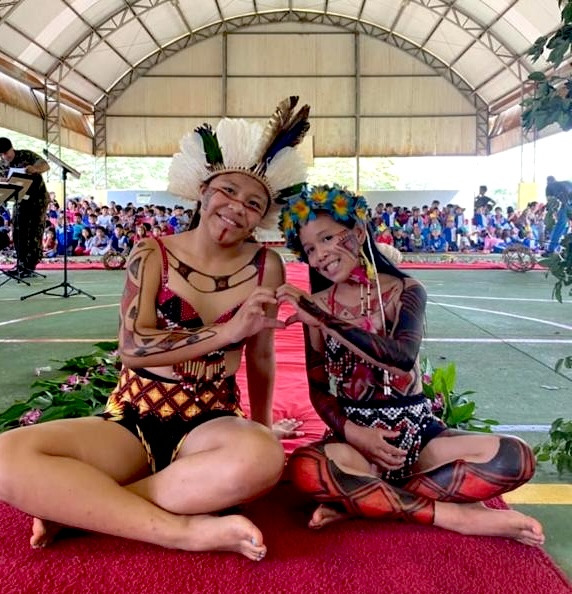Desfile de roupas típicas marca celebração do Dia dos Povos Indígenas na Escola Mitã Rory Desfile de roupas típicas marca celebração do Dia dos Povos Indígenas na Escola Mitã Rory