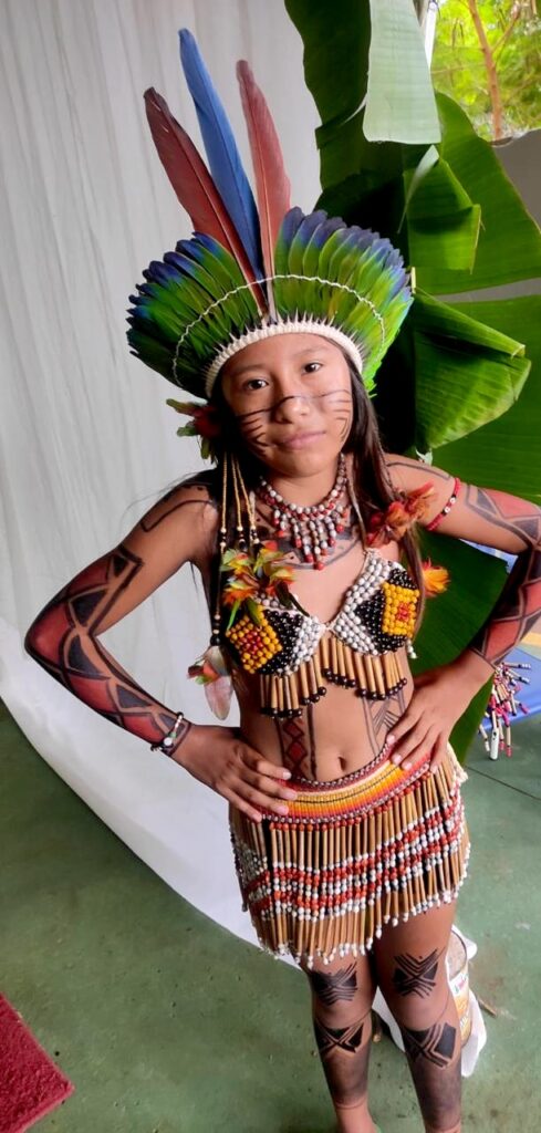 Desfile de roupas típicas marca celebração do Dia dos Povos Indígenas na Escola Mitã Rory Desfile de roupas típicas marca celebração do Dia dos Povos Indígenas na Escola Mitã Rory