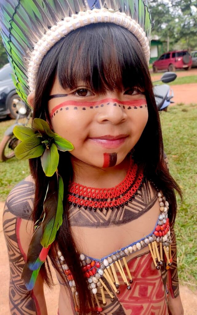 Desfile de roupas típicas marca celebração do Dia dos Povos Indígenas na Escola Mitã Rory Desfile de roupas típicas marca celebração do Dia dos Povos Indígenas na Escola Mitã Rory