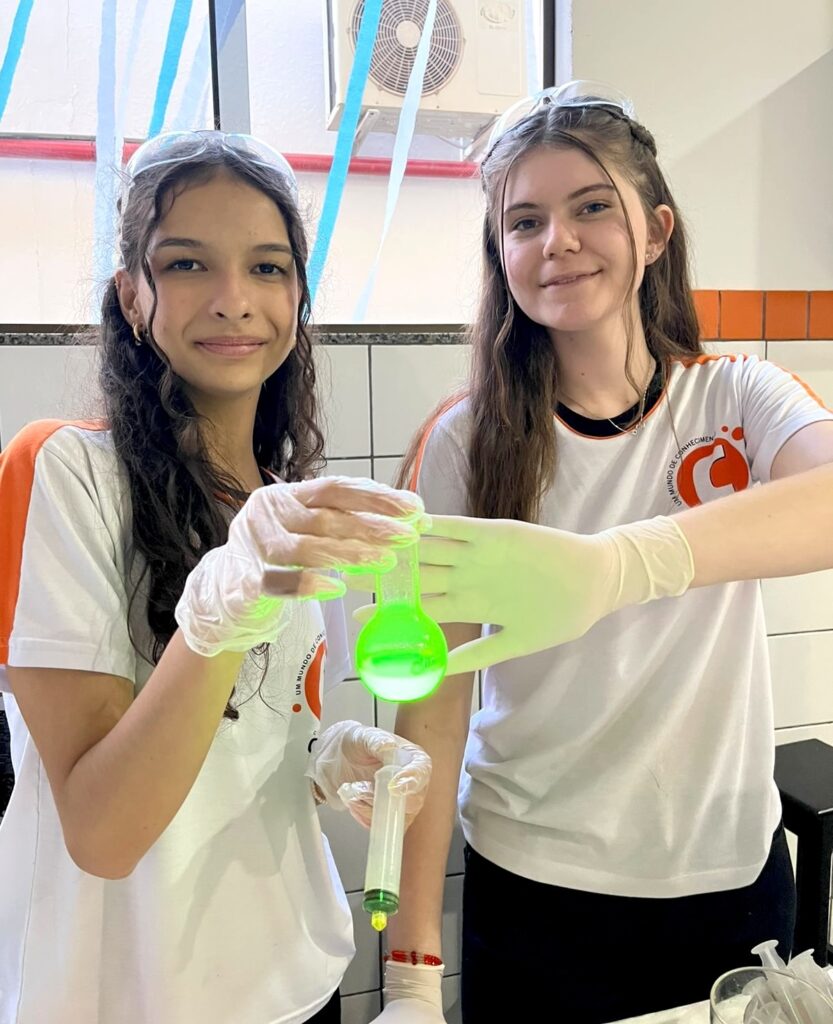 Quando a ciência sai do papel: estudantes do CELQ transformam aprendizado em diversão