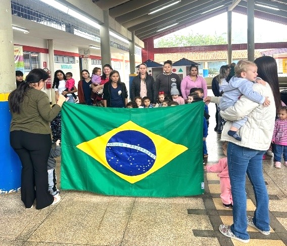 Momento Cívico no CEI Olinda Lemes Camilo valoriza o respeito e o amor à pátria desde a Educação Infantil Momento Cívico no CEI Olinda Lemes Camilo valoriza o respeito e o amor à pátria desde a Educação Infantil