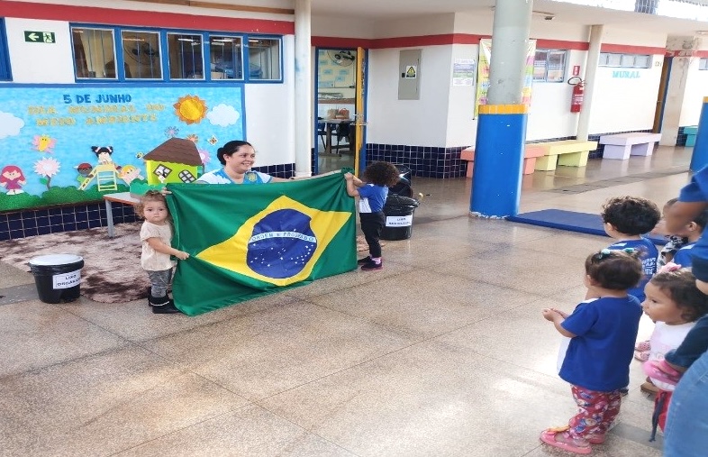 Momento Cívico no CEI Olinda Lemes Camilo valoriza o respeito e o amor à pátria desde a Educação Infantil Momento Cívico no CEI Olinda Lemes Camilo valoriza o respeito e o amor à pátria desde a Educação Infantil