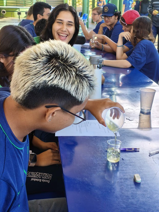 Ciência na prática: alunos da Dom Aquino Corrêa aprendem a separar água e óleo Ciência na prática: alunos da Dom Aquino Corrêa aprendem a separar água e óleo