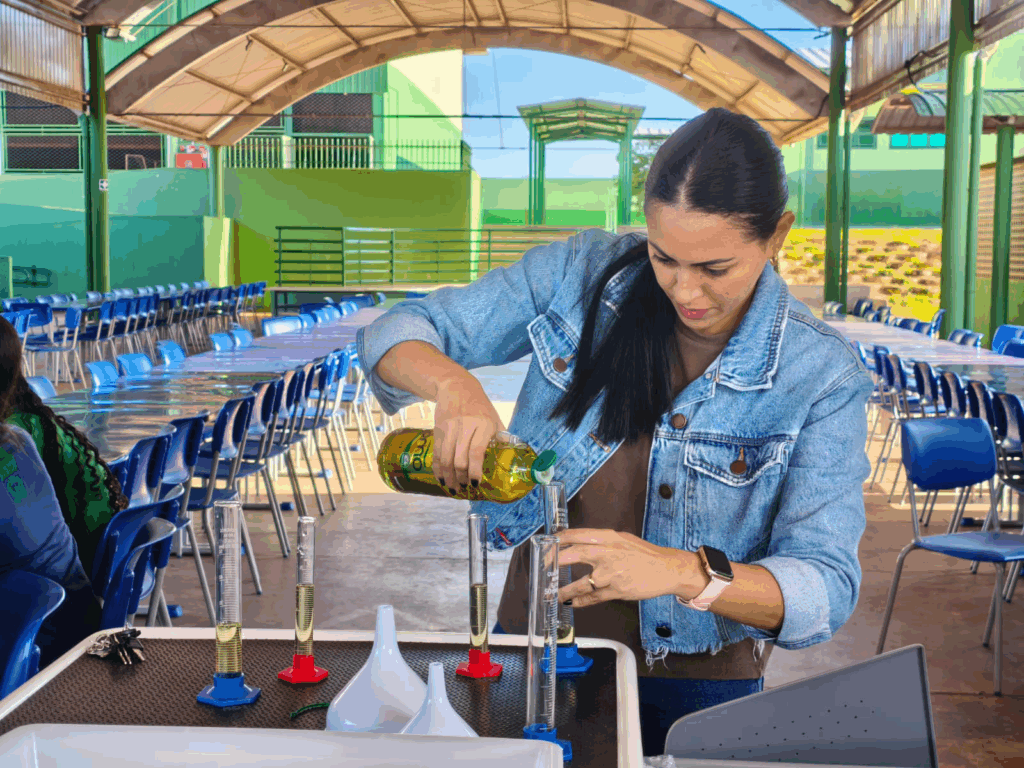 Ciência na prática: alunos da Dom Aquino Corrêa aprendem a separar água e óleo Ciência na prática: alunos da Dom Aquino Corrêa aprendem a separar água e óleo