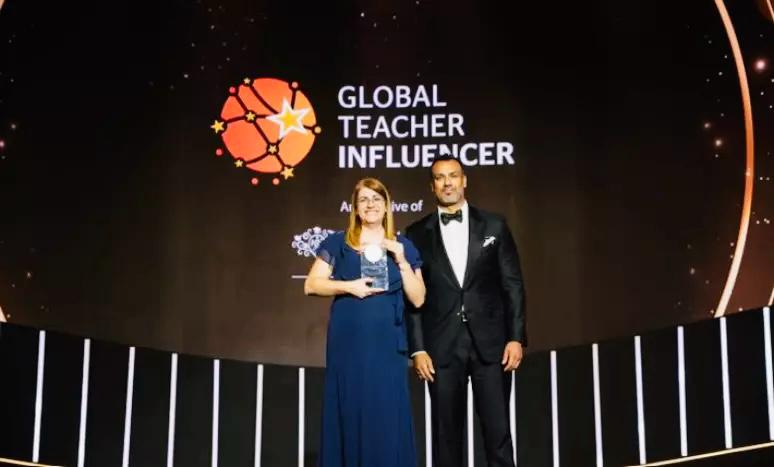 Professora brasileira vence prêmio internacional e leva a educação pública ao topo do mundo