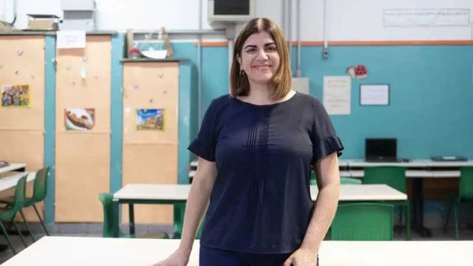 Professora brasileira vence prêmio internacional e leva a educação pública ao topo do mundo