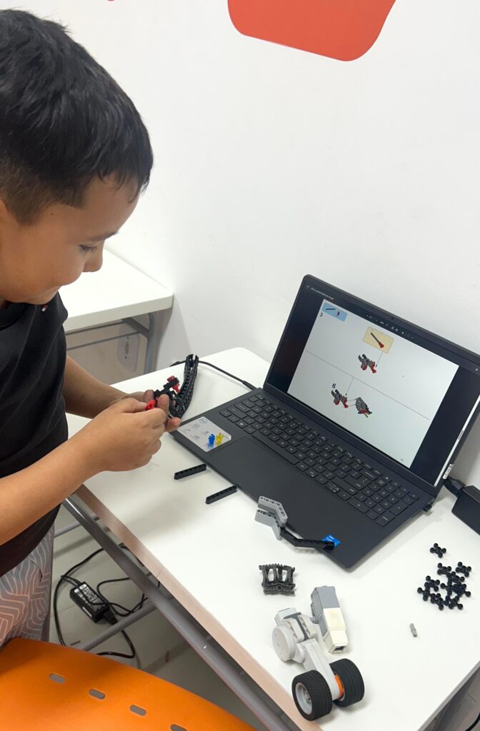 CNA traz robótica e programação como novas formas de expressão para crianças e jovens CNA traz robótica e programação como novas formas de expressão para crianças e jovens
