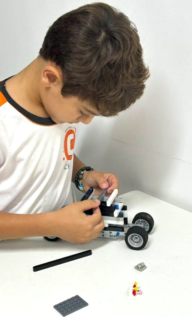 CNA traz robótica e programação como novas formas de expressão para crianças e jovens CNA traz robótica e programação como novas formas de expressão para crianças e jovens