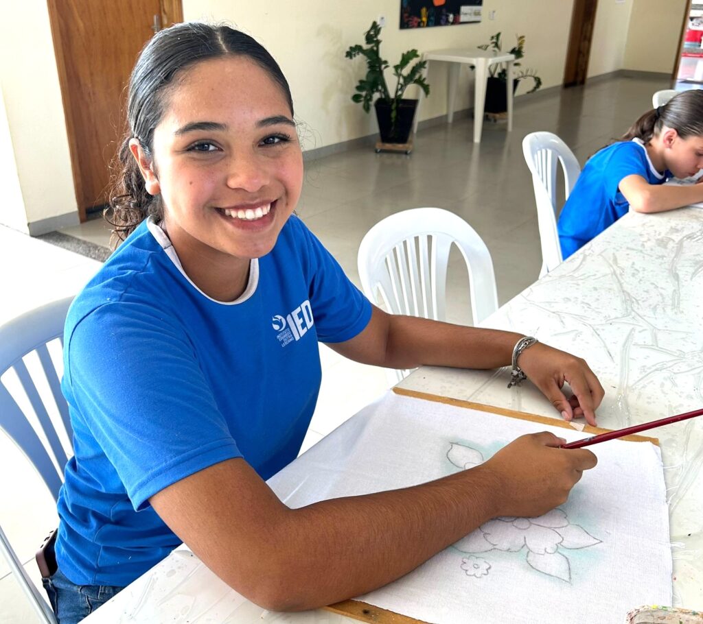 Oficina de Artes do Instituto Eduardo Dutra Lescano transforma rotina de meninas com educação, cultura e oportunidades