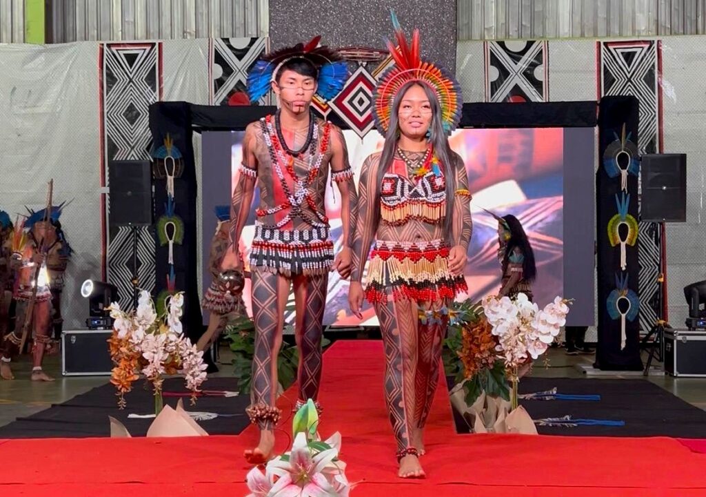 Beleza, identidade e tradição marcam o Miss e Mister Guarani Kaiowá 2026 em Amambai