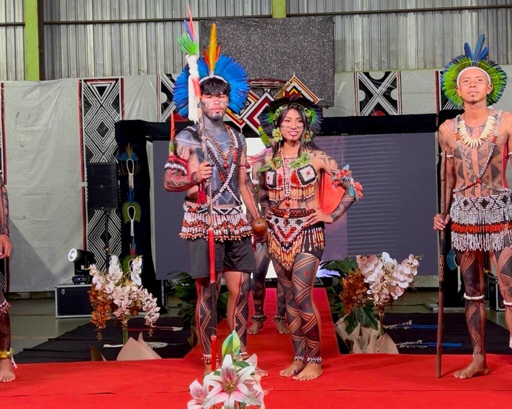 Beleza, identidade e tradição marcam o Miss e Mister Guarani Kaiowá 2026 em Amambai