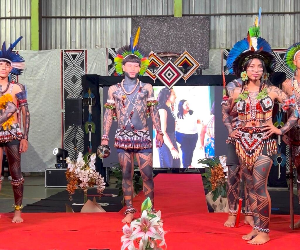 Beleza, identidade e tradição marcam o Miss e Mister Guarani Kaiowá 2026 em Amambai