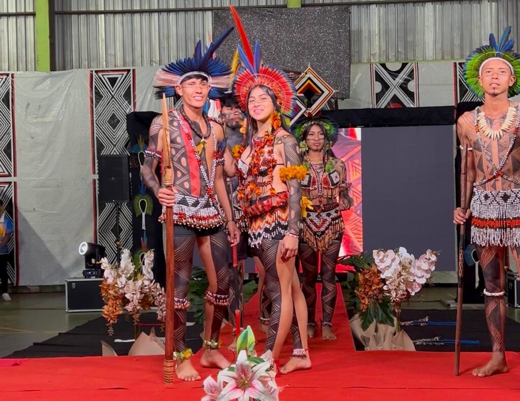 Beleza, identidade e tradição marcam o Miss e Mister Guarani Kaiowá 2026 em Amambai