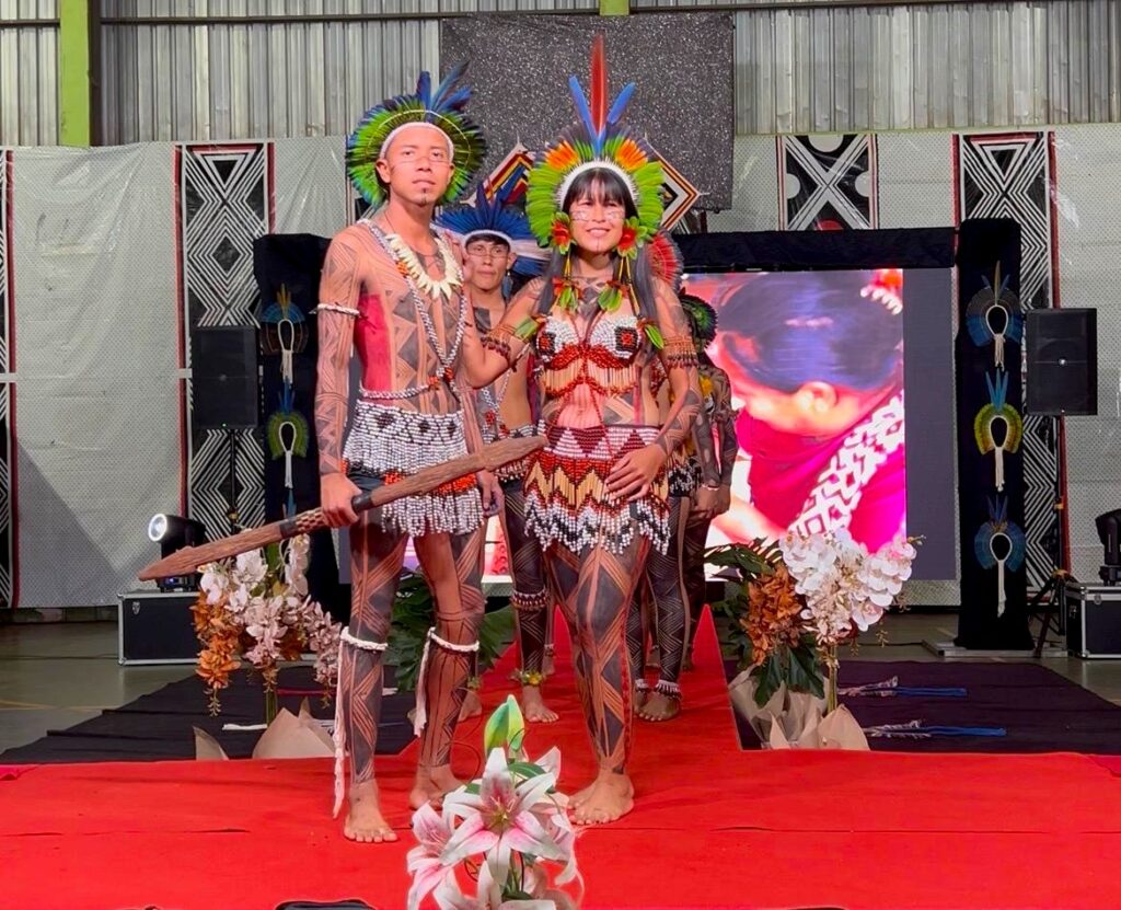 Beleza, identidade e tradição marcam o Miss e Mister Guarani Kaiowá 2026 em Amambai