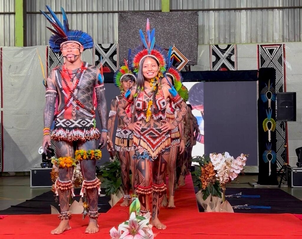 Beleza, identidade e tradição marcam o Miss e Mister Guarani Kaiowá 2026 em Amambai