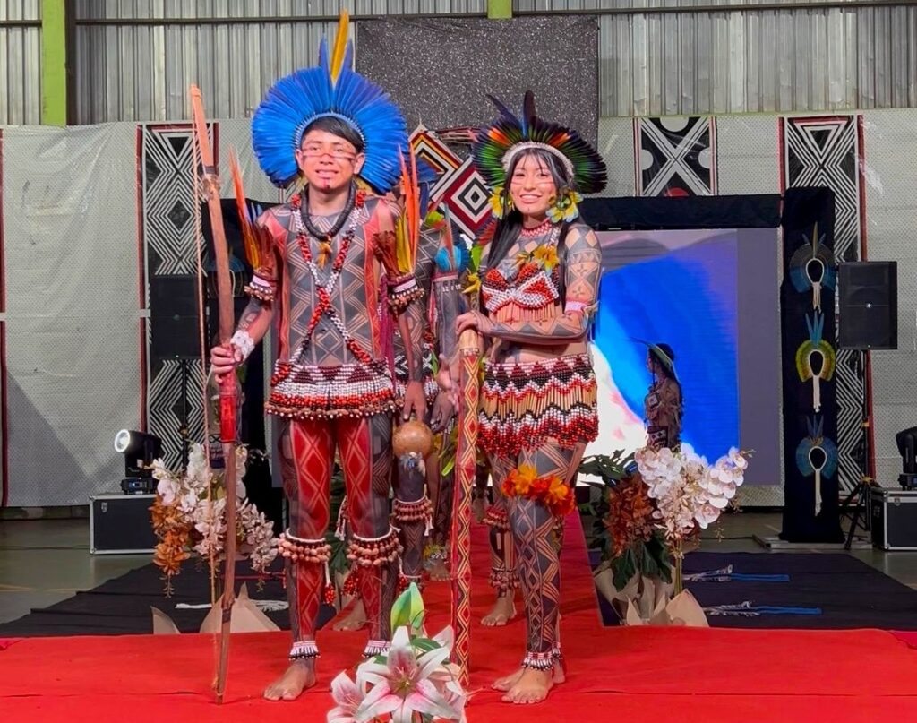 Beleza, identidade e tradição marcam o Miss e Mister Guarani Kaiowá 2026 em Amambai