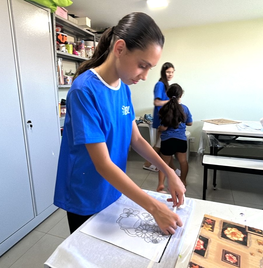 Oficina de Artes do Instituto Eduardo Dutra Lescano transforma rotina de meninas com educação, cultura e oportunidades