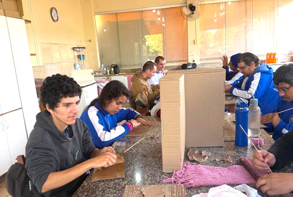 Oficinas de cestaria transformam papelão em arte Oficinas de cestaria transformam papelão em arte