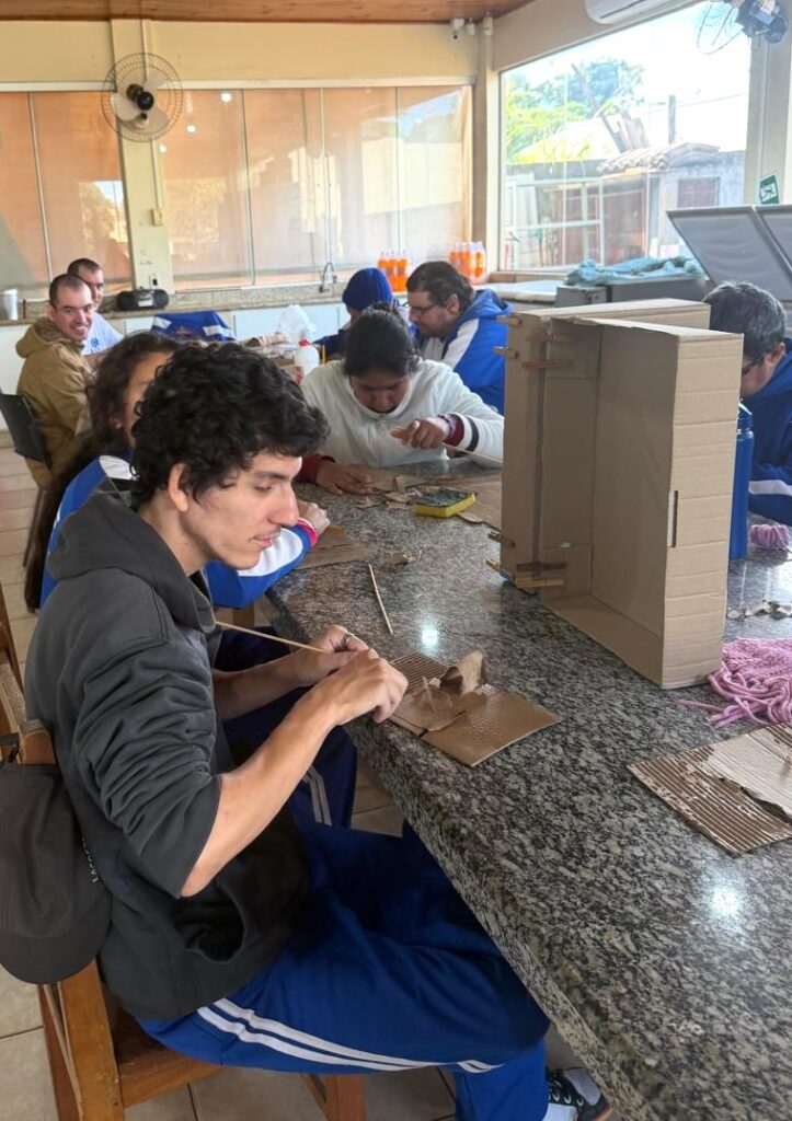 Oficinas de cestaria transformam papelão em arte Oficinas de cestaria transformam papelão em arte