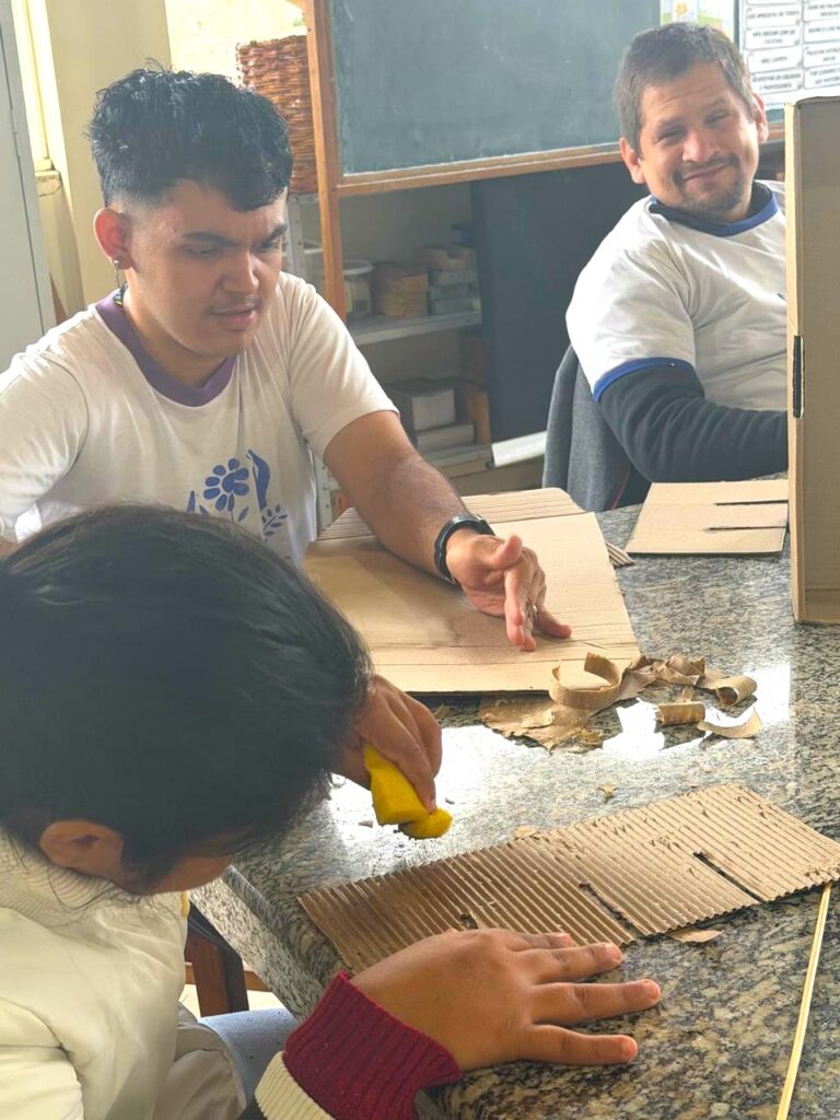 Oficinas de cestaria transformam papelão em arte Oficinas de cestaria transformam papelão em arte