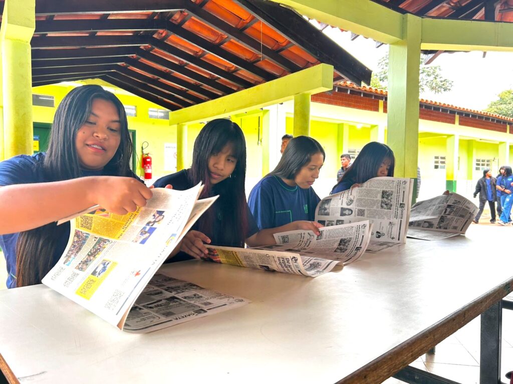 Jovens colunistas da Mbo’eroy recebem a Gazeta Educação na escola e assumem seu lugar no jornal