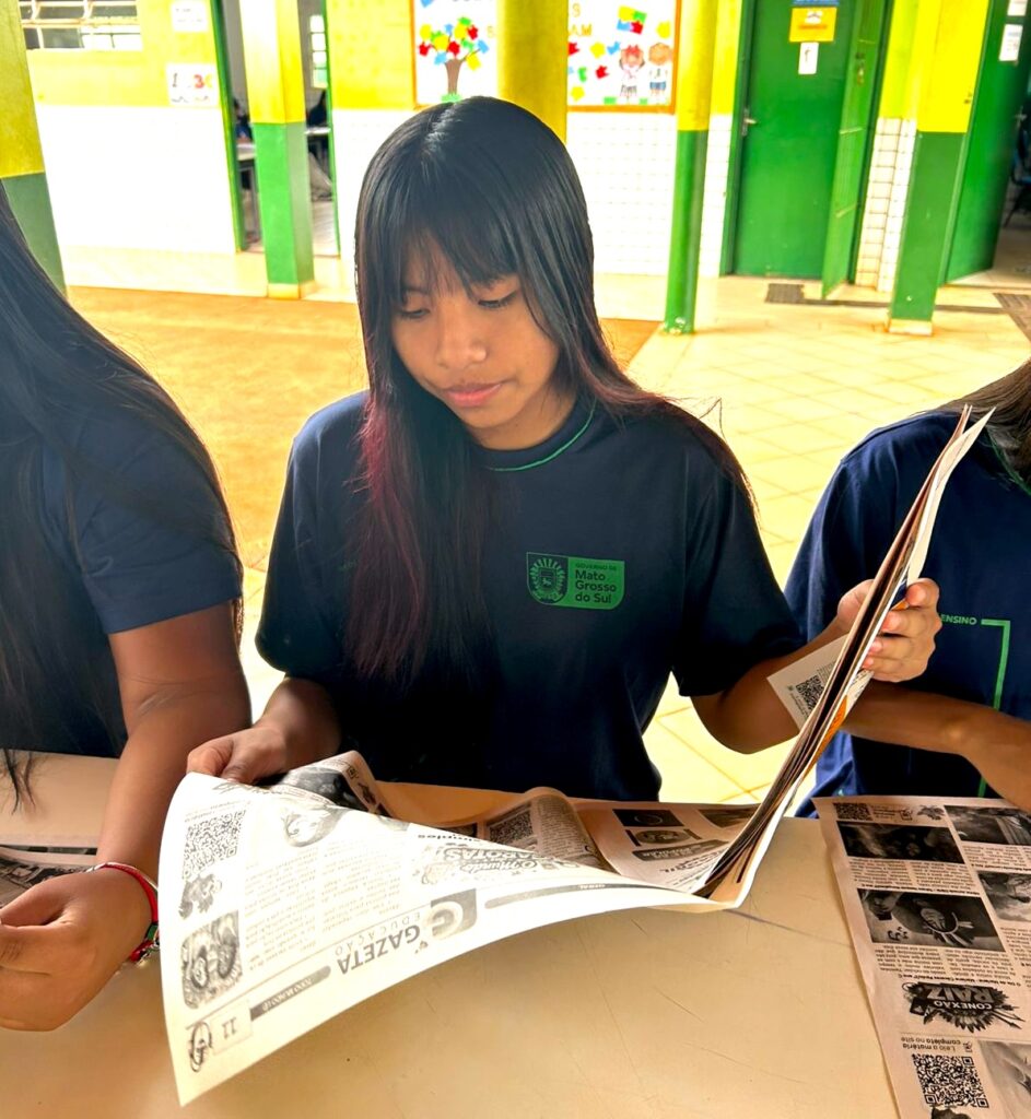Jovens colunistas da Mbo’eroy recebem a Gazeta Educação na escola e assumem seu lugar no jornal