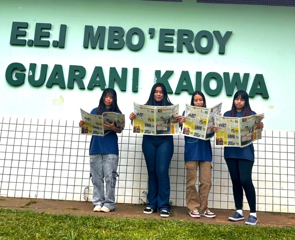 Jovens colunistas da Mbo’eroy recebem a Gazeta Educação na escola e assumem seu lugar no jornal