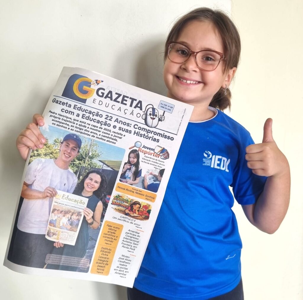 Alunos do Instituto Eduardo Dutra Lescano recebem o jornal pela primeira vez