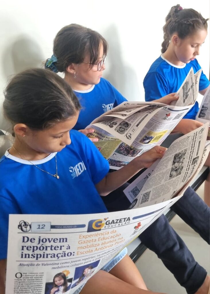 Alunos do Instituto Eduardo Dutra Lescano recebem o jornal pela primeira vez