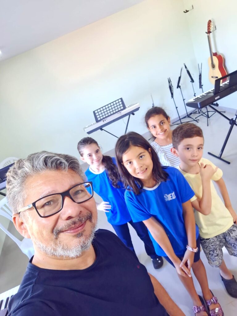 Música que educa e emociona Música que educa e emociona