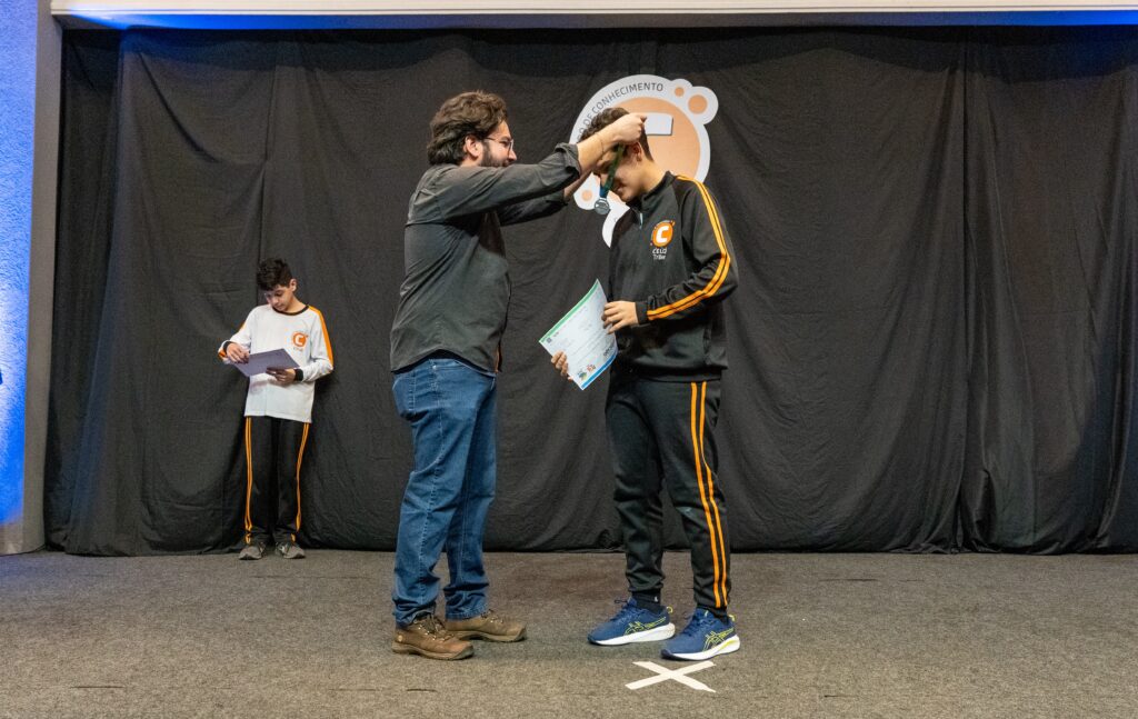 Conhecimento que gera resultados: CELQ celebra 83 medalhas e méritos em olimpíadas acadêmicas Conhecimento que gera resultados: CELQ celebra 83 medalhas e méritos em olimpíadas acadêmicas