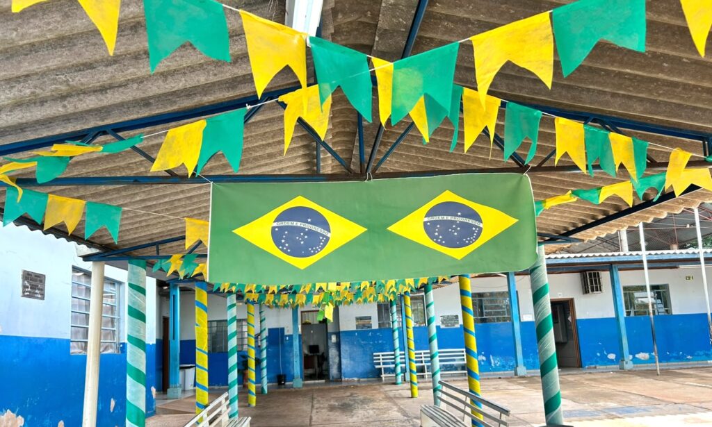 A Copa começou: alunos da Escola Júlio Manvailer acompanham cerimônia de abertura juntos na escola A Copa começou: alunos da Escola Júlio Manvailer acompanham cerimônia de abertura juntos na escola