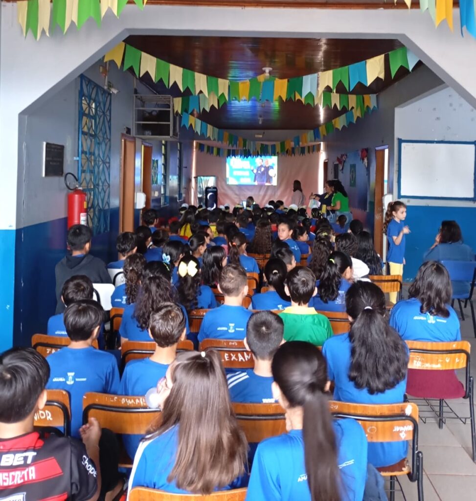 A Copa começou: alunos da Escola Júlio Manvailer acompanham cerimônia de abertura juntos na escola A Copa começou: alunos da Escola Júlio Manvailer acompanham cerimônia de abertura juntos na escola