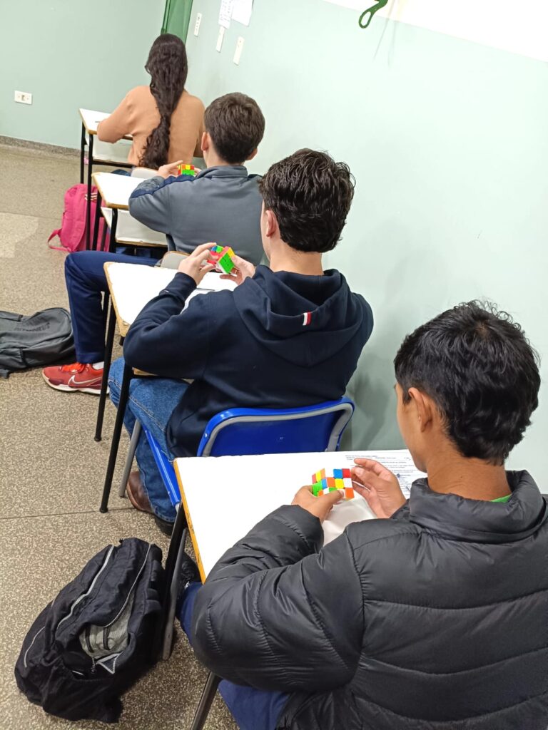 O cubo mágico como ferramenta de aprendizagem